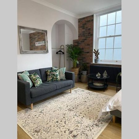 צ'יצ'סטר City Centre Entire Studio Apartment מראה חיצוני תמונה