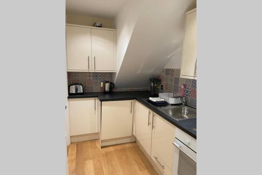 צ'יצ'סטר City Centre Entire Studio Apartment מראה חיצוני תמונה